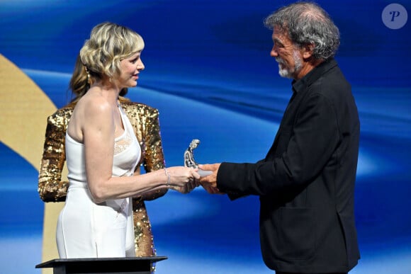 La princesse Charlene de Monaco a remis une Nymphe d'Honneur à Olivier Marchal durant la cérémonie de clôture du 63ème Festival de Télévision de Monte-Carlo au Grimaldi Forum à Monaco, le 18 juin 2024. © Bruno Bebert / Bestimage