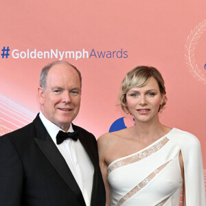 Le couple princier a posé avec une grande élégance, Charlene de Monaco a notamment subjugué avec son look
Le prince Albert II de Monaco et la princesse Charlene durant la cérémonie de clôture du 63ème Festival de Télévision de Monte-Carlo au Grimaldi Forum à Monaco, le 18 juin 2024. © Bruno Bebert / Bestimage