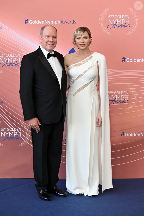 Le couple princier a posé avec une grande élégance, Charlene de Monaco a notamment subjugué avec son look
Le prince Albert II de Monaco et la princesse Charlene durant la cérémonie de clôture du 63ème Festival de Télévision de Monte-Carlo au Grimaldi Forum à Monaco, le 18 juin 2024. © Bruno Bebert / Bestimage