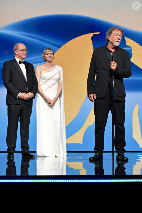 Le prince Albert II de Monaco, la princesse Charlene et Olivier Marchal, qui a reçu une Nymphe d'Honneur, durant la cérémonie de clôture du 63ème Festival de Télévision de Monte-Carlo au Grimaldi Forum à Monaco, le 18 juin 2024. © Bruno Bebert / Bestimage