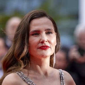 Heureusement que leur complicité était grande ! 
Virginie Ledoyen (habillée en Givenchy, bijoux Messika) - Montée des marches du film " Le deuxième acte " pour la cérémonie d'ouverture du 77ème Festival International du Film de Cannes, au Palais des Festivals à Cannes. Le 14 mai 2024 © Olivier Borde / Bestimage 