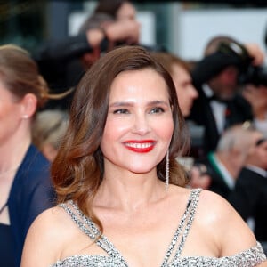 Cependant, tous les deux étaient suffisamment à l'aise pour se passer de coordinateur d'intimité. 
Virginie Ledoyen (habillée en Givenchy, bijoux Messika) - Montée des marches du film " Le deuxième acte " pour la cérémonie d'ouverture du 77ème Festival International du Film de Cannes, au Palais des Festivals à Cannes. Le 14 mai 2024 © Jacovides-Moreau / Bestimage 