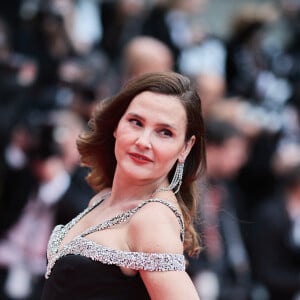 Virginie Ledoyen (habillée en Givenchy, bijoux Messika) - Montée des marches du film " Le deuxième acte " pour la cérémonie d'ouverture du 77ème Festival International du Film de Cannes, au Palais des Festivals à Cannes. Le 14 mai 2024 © Jacovides-Moreau / Bestimage 