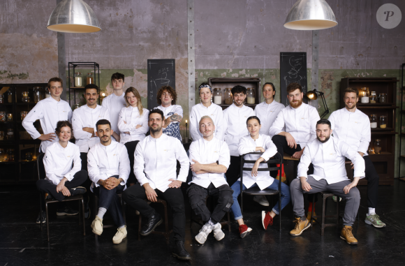 Leur mission est la suivante : concocter un menu entrée/plat/dessert pour une centaine de convives.
Photo des candidats de la quinzième saison de "Top Chef".