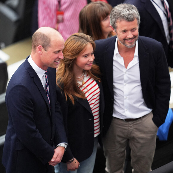 Le trio a pris la pose ensemble dans les tribunes.
Le prince William, Frederik X et Isabella du Danemark pendant Danemark-Angleterre, match comptant pour l'Euro. Photo de Adam Davy/Anspach Uwe/DPA/ABACAPRESS.COM