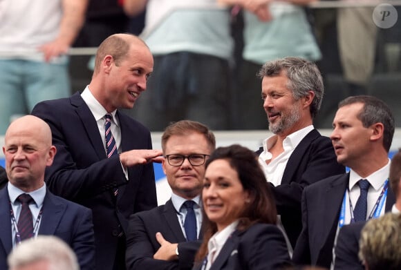 Le prince William et Frederik X du Danemark pendant Danemark-Angleterre, match comptant pour l'Euro. Photo de Martin Rickett/PA Wire/ABACAPRESS.COM