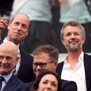 Le prince William et Frederik X du Danemark se taquinent.
Le prince William et Frederik X du Danemark pendant Danemark-Angleterre, match comptant pour l'Euro. Photo de Martin Rickett/PA Wire/ABACAPRESS.COM