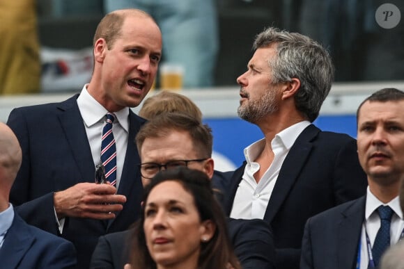 Avec pour mot d'ordre : "que le meilleur gagne".
Le prince William et Frederik X du Danemark pendant Danemark-Angleterre, match comptant pour l'Euro. Photo: Swen Pf