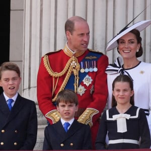 William fête ses 42 ans !
Le prince William avec la princesse Kate et leurs enfants George, Charlotte et Louis lors de Trooping the Colour à Londres © Gareth Fuller/PA Wire/ABACAPRESS.COM