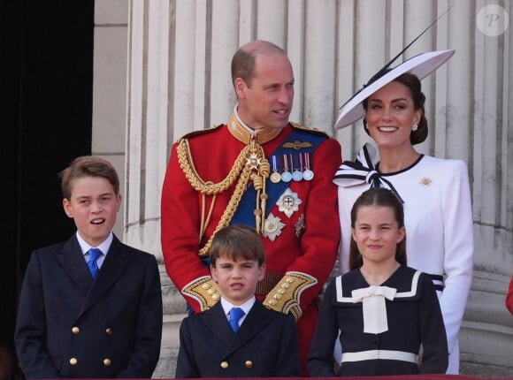 William fête ses 42 ans !
Le prince William avec la princesse Kate et leurs enfants George, Charlotte et Louis lors de Trooping the Colour à Londres © Gareth Fuller/PA Wire/ABACAPRESS.COM