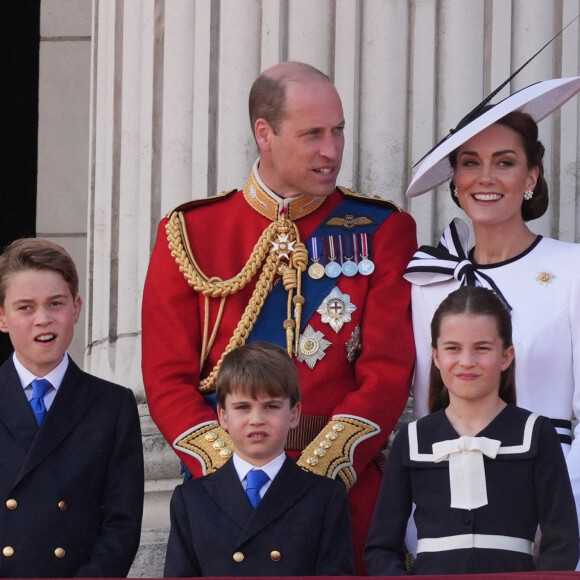 William fête ses 42 ans !
Le prince William avec la princesse Kate et leurs enfants George, Charlotte et Louis lors de Trooping the Colour à Londres © Gareth Fuller/PA Wire/ABACAPRESS.COM