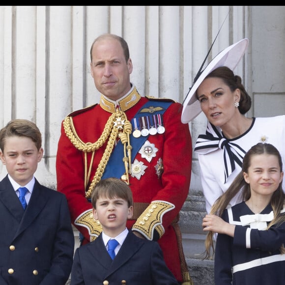 Elle était effectivement présente à Trooping the Colour le 15 juin dernier pour le plus grand bonheur de tous
Le prince William avec la princesse Kate et leurs enfants George, Charlotte et Louis lors de Trooping the Colour à Londres le 15 juin 2024 © Stephen Lock/i-Images/ABACAPRESS.COM