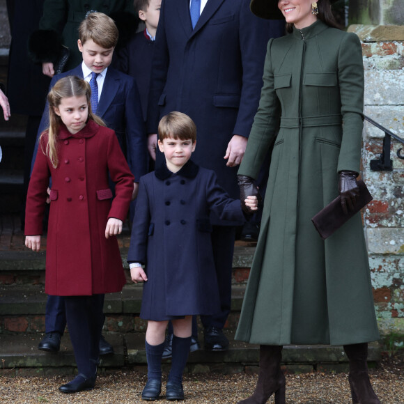 Voilà de quoi redonner le sourire aux nombreux fans inquiets pour la santé de la princesse de Galles qui a néanmoins opéré un retour en plein traitement
Le prince William, la princesse Catherine, Kate, et leurs enfants George, Charlotte et Louis lors de la messe de Noël à Sandringham le 25 décembre 2022 © Stephen Lock / i-Images/ABACAPRESS.COM