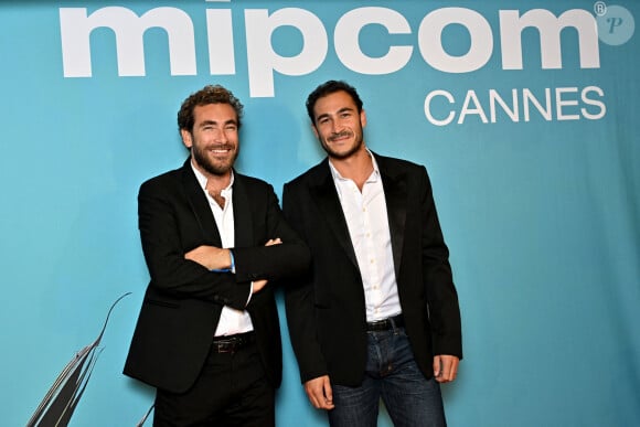 Les agents immobilier sont suivis dans leur quotidien par les caméras.
Martin Kretz et Valentin Kretz - Photocall de l'opening party du Mipcom 2023 à l'hôtel Majestic à Cannes le 16 octobre 2023. © Bruno Bebert / Bestimage