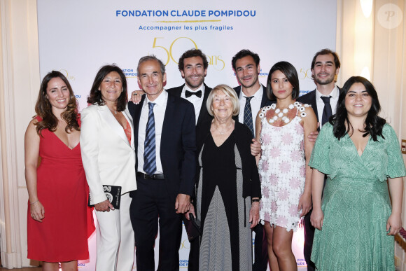 Exclusif - La famille Kretz : "L'Agence" sur TMC : Eve von Romberg, Sandrine et Olivier Kretz, Martin Kretz, Majo (la grand-mère), Valentin Kretz et sa femme Charina Sarte, Louis Kretz - Soirée de gala des 50 ans de la Fondation Claude Pompidou à l'Hôtel Marcel Dassault à Paris le 12 avril 2022. Rachid Bellak / LMS / Bestimage