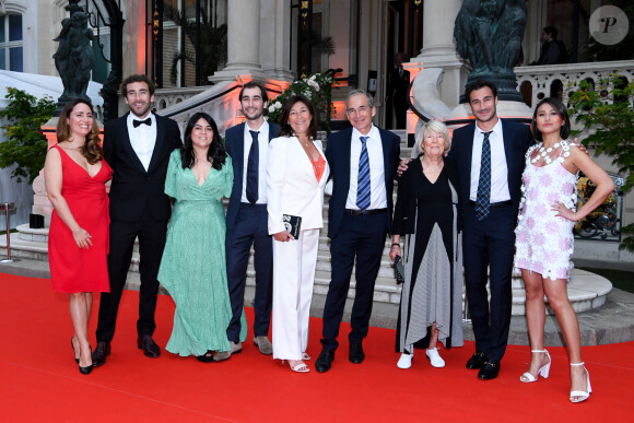 La famille Kretz : "L'Agence" sur TMC : Olivier Kretz, Sandrine Kretz, Louis Kretz, guest, Martin Kretz et sa femme Eve von Romberg, Majo (la grand-mère), Valentin Kretz et sa femme Charina Sarte - Soirée de gala des 50 ans de la Fondation Claude Pompidou à l'Hôtel Marcel Dassault à Paris le 12 avril 2022. Rachid Bellak / LMS / Bestimage