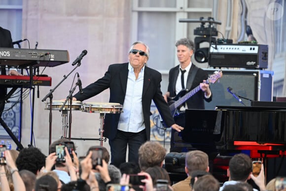 Gilbert Montagné - G.Montagné, invité d'honneur du président de la République française E.Macron à l'occasion de la fête de la Musique dans la cour de l'Elysée à Paris, le 21 juin 2024. © Jacques Witt / Pool / Bestimage