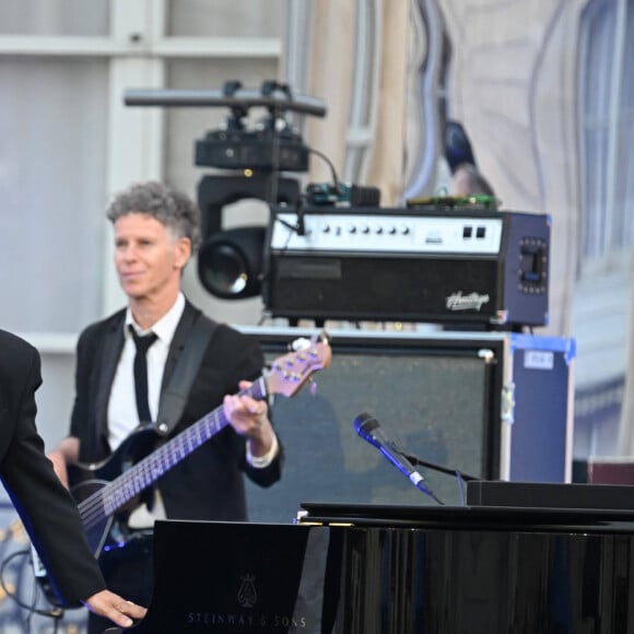 Gilbert Montagné - G.Montagné, invité d'honneur du président de la République française E.Macron à l'occasion de la fête de la Musique dans la cour de l'Elysée à Paris, le 21 juin 2024. © Jacques Witt / Pool / Bestimage