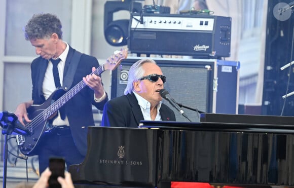 Gilbert Montagné - G.Montagné, invité d'honneur du président de la République française E.Macron à l'occasion de la fête de la Musique dans la cour de l'Elysée à Paris, le 21 juin 2024. © Jacques Witt / Pool / Bestimage 