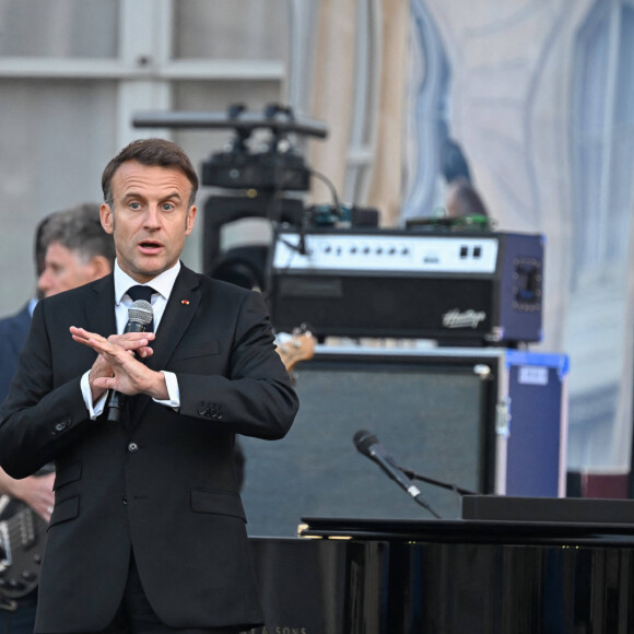 "Je vous le dis en responsabilité, on ne peut pas l'air de rien les laisser monter en se disant c'est très grave et ça va arriver. C'est maintenant qu'il faut être responsable!"
Emmanuel Macron, président de la République française - G.Montagné, invité d'honneur du président de la République française E.Macron à l'occasion de la fête de la Musique dans la cour de l'Elysée à Paris, le 21 juin 2024. © Jacques Witt / Pool / Bestimage 