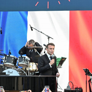 S'exprimant lors de la Fête de la musique, le président a défendu sa décision de dissoudre l'Assemblée nationale et provoquer des élections anticipées les 30 juin et 7 juillet.
Emmanuel Macron, président de la République française - G.Montagné, invité d'honneur du président de la République française E.Macron à l'occasion de la fête de la Musique dans la cour de l'Elysée à Paris, le 21 juin 2024. © Jacques Witt / Pool / Bestimage 