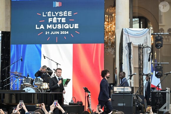 S'exprimant lors de la Fête de la musique, le président a défendu sa décision de dissoudre l'Assemblée nationale et provoquer des élections anticipées les 30 juin et 7 juillet.
Emmanuel Macron, président de la République française - G.Montagné, invité d'honneur du président de la République française E.Macron à l'occasion de la fête de la Musique dans la cour de l'Elysée à Paris, le 21 juin 2024. © Jacques Witt / Pool / Bestimage 