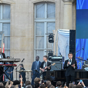 Emmanuel Macron, président de la République française - G.Montagné, invité d'honneur du président de la République française E.Macron à l'occasion de la fête de la Musique dans la cour de l'Elysée à Paris, le 21 juin 2024. © Jacques Witt / Pool / Bestimage 