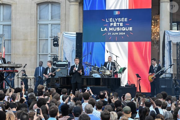 Emmanuel Macron, président de la République française - G.Montagné, invité d'honneur du président de la République française E.Macron à l'occasion de la fête de la Musique dans la cour de l'Elysée à Paris, le 21 juin 2024. © Jacques Witt / Pool / Bestimage 