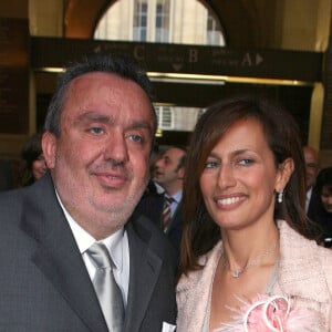 Les jeunes mariés Dominique Farrugia et Isabelle posent pour les photographes après leur mariage qui s'est déroulé à la mairie du 16e arrondissement de Paris, France, le samedi 22 janvier 2005. Mousse/ABACA.