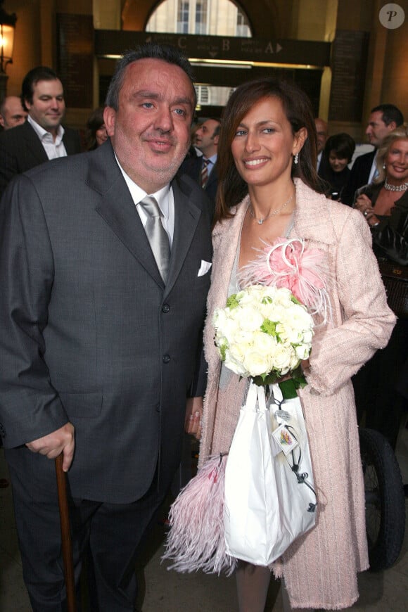 Les jeunes mariés Dominique Farrugia et Isabelle posent pour les photographes après leur mariage qui s'est déroulé à la mairie du 16e arrondissement de Paris, France, le samedi 22 janvier 2005. Mousse/ABACA.