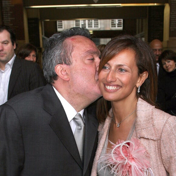 Dominique Farrugia est marié depuis près de vingt ans à Isabelle, qui continue de le combler d'amour au quotidien.
Les jeunes mariés Dominique Farrugia et Isabelle posent pour les photographes après leur mariage qui s'est déroulé à la mairie du 16e arrondissement de Paris. Mousse/ABACA.