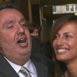 Les jeunes mariés Dominique Farrugia et Isabelle posent pour les photographes après leur mariage qui s'est déroulé à la mairie du 16e arrondissement de Paris, France, le samedi 22 janvier 2005. Mousse/ABACA.