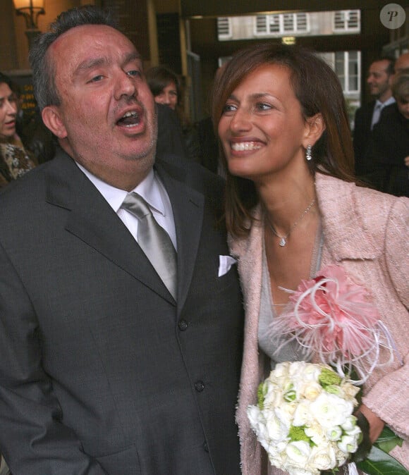 Les jeunes mariés Dominique Farrugia et Isabelle posent pour les photographes après leur mariage qui s'est déroulé à la mairie du 16e arrondissement de Paris, France, le samedi 22 janvier 2005. Mousse/ABACA.