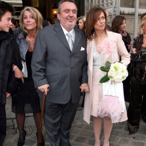 Les jeunes mariés Dominique Farrugia et Isabelle posent pour les photographes après leur mariage qui s'est déroulé à la mairie du 16e arrondissement de Paris, France, le samedi 22 janvier 2005. Mousse/ABACA.