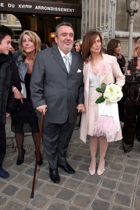 Les jeunes mariés Dominique Farrugia et Isabelle posent pour les photographes après leur mariage qui s'est déroulé à la mairie du 16e arrondissement de Paris, France, le samedi 22 janvier 2005. Mousse/ABACA.