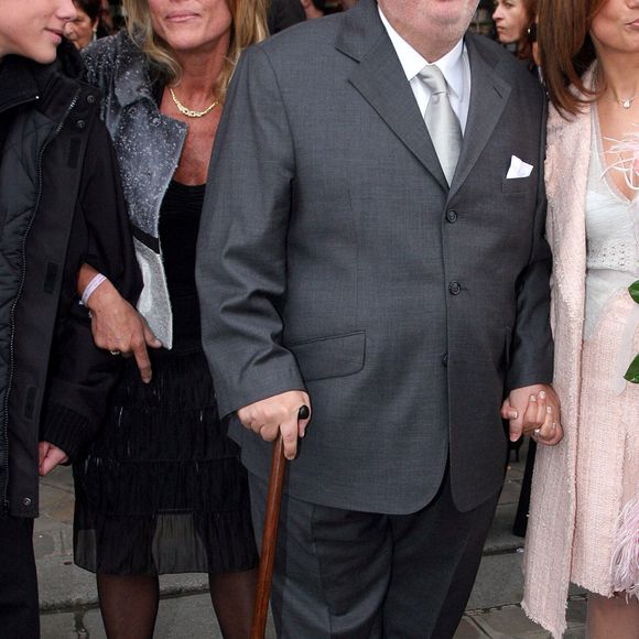 Les jeunes mariés Dominique Farrugia et Isabelle posent pour les photographes après leur mariage qui s'est déroulé à la mairie du 16e arrondissement de Paris, France, le samedi 22 janvier 2005. Mousse/ABACA.