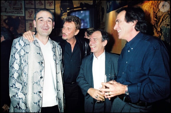 Johnny Hallyday et Ticky Holgado étaient très amis. 
Pascal Nègre, Johnny Hallyday, Ticky Holgado et Philippe Lavil dans les loges du concert de David Hallyday à l'Olympia.