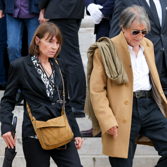 La semaine dernière, le chanteur était bien entendu présent à ses obsèques.
Jacques Dutronc et sa compagne Sylvie Duval - Sortie des obsèques de l'auteure-compositrice-interprète et actrice française Françoise Hardy au crématorium du cimetière du Père-Lachaise à Paris, France, le 20 juin 2024. © Jacovides-Moreau/Bestimage 