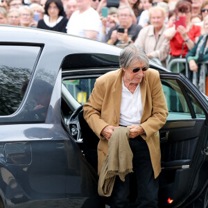 Jacques Dutronc - Arrivées aux obsèques de l'auteure-compositrice-interprète et actrice française Françoise Hardy au crématorium du cimetière du Père-Lachaise à Paris, France, le 20 juin 2024. © Jacovides-Moreau/Bestimage