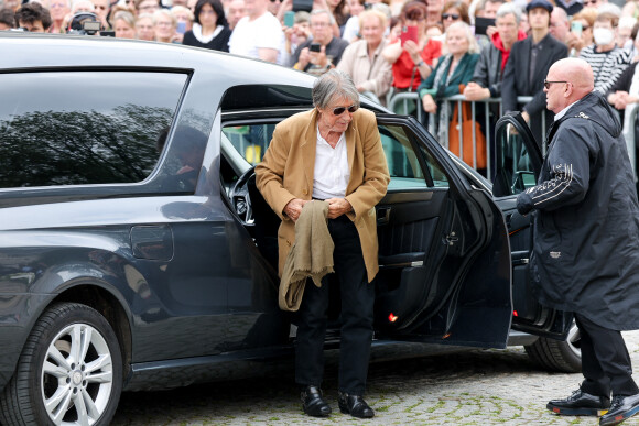 Jacques Dutronc - Arrivées aux obsèques de l'auteure-compositrice-interprète et actrice française Françoise Hardy au crématorium du cimetière du Père-Lachaise à Paris, France, le 20 juin 2024. © Jacovides-Moreau/Bestimage