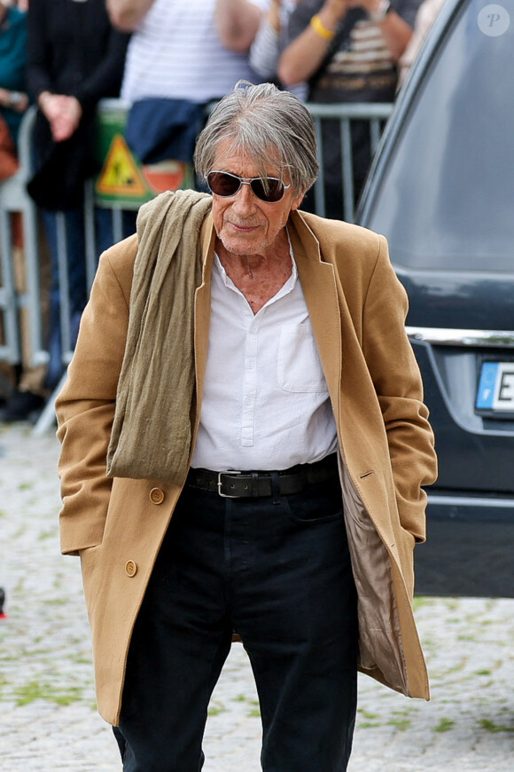 Jacques Dutronc et son fils Thomas Dutronc - Arrivées aux obsèques de l'auteure-compositrice-interprète et actrice française Françoise Hardy au crématorium du cimetière du Père-Lachaise à Paris, France, le 20 juin 2024. © Jacovides-Moreau/Bestimage 