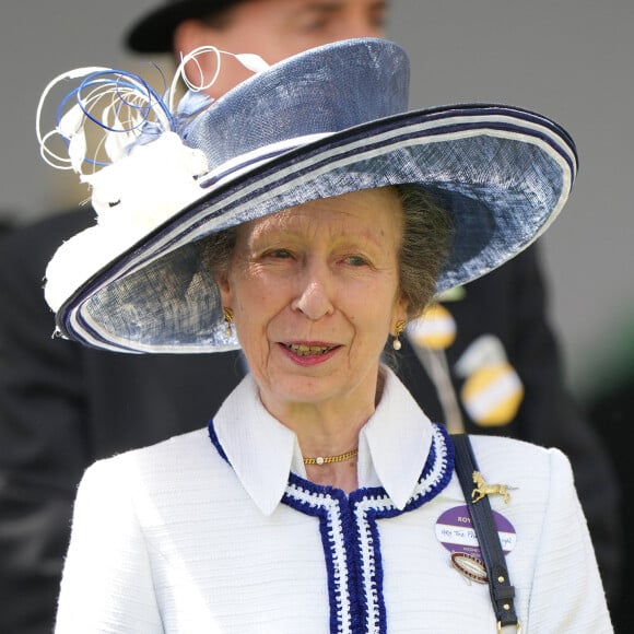 Par mesure de précaution, la princesse Anne est toujours hospitalisée.
La princesse Anne d'Angleterre - La famille royale d'Angleterre aux courses hippiques "Royal Ascot 2024" à Ascot. Le 19 juin 2024 © Julien Burton / Bestimage