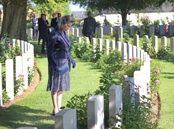 La princesse Anne d'Angleterre au cimetière militaire de Bayeux, à l'occasion des commémorations du 80ème anniversaire du débarquement (D-Day). Le 5 juin 2024 © Jonathan Buckmaster / Mirrorpix / Bestimage