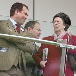 Mauvaise nouvelle pour la princesse Anne
Peter Phillips et sa mère, la princesse Anne, au Cheltenham Festival Gold Cup Day à Cheltenham Racecourse, Cheltenham, Gloucestershire