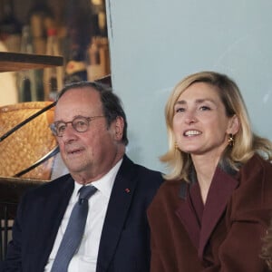 François Hollande et sa femme Julie Gayet assistent au match opposant C. Alcaraz à S. Tsitsipas lors des Internationaux de France de tennis de Roland Garros 2024 à Paris le 4 juin 2024. © Jacovides-Moreau/Bestimage