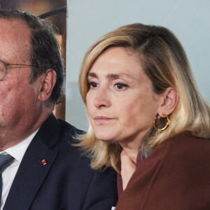 Une petite anecdote rapportée par un proche au "Figaro" qui ne devrait pas vraiment faire plaisir à sa femme, Julie Gayet

François Hollande et sa femme Julie Gayet assistent au match opposant C. Alcaraz à S. Tsitsipas lors des Internationaux de France de tennis de Roland Garros 2024 à Paris le 4 juin 2024. © Jacovides-Moreau/Bestimage