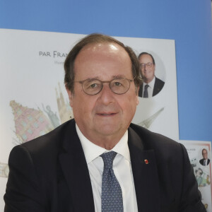 "Il y a même une dame qui a voulu lui rouler une pelle", raconte un proche de l'ancien Président
 
François Hollande, lors du Festival du Livre à Paris, France, le 13 avril 2024. © Jack Tribeca / Bestimage