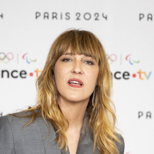 Elle va être la directrice du stylisme des cérémonies pour les JO de Paris ! 
Daphné Bürki lors de la présentation des journalistes et chroniqueurs de France Télévisions pour les Jeux Olympiques 2024 au musée de l'Homme à Paris, le 11 juin 2024. © Pierre Perusseau / Bestimage 