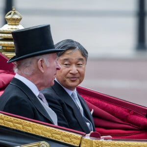 Voilà qui a dû plaire à l'empereur !
Le roi Charles III d'Angleterre et L'empereur du Japon Naruhito - Cérémonie d'accueil et trajet en calèche lors de la visite de l'empereur Naruhito du Japon à Londres le 25 juin 2024. © Photoshot / Panoramic / Bestimage 