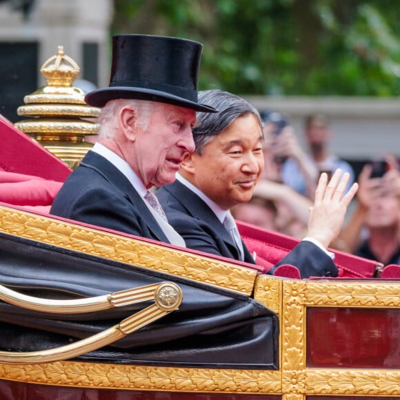 Le roi Charles III d'Angleterre et L'empereur du Japon Naruhito - Cérémonie d'accueil et trajet en calèche lors de la visite de l'empereur Naruhito du Japon à Londres le 25 juin 2024. © Photoshot / Panoramic / Bestimage 